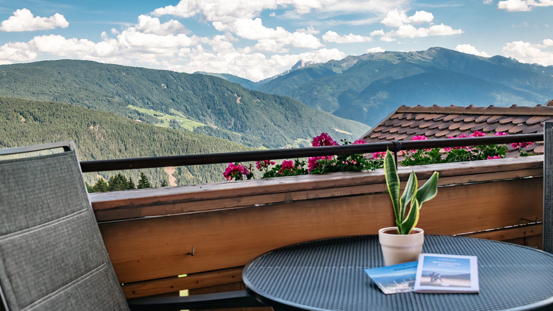 Balkon eines Zimmers der Pension Wiesenrain mit Panoramablick auf die Dolomiten und das Pustertal.