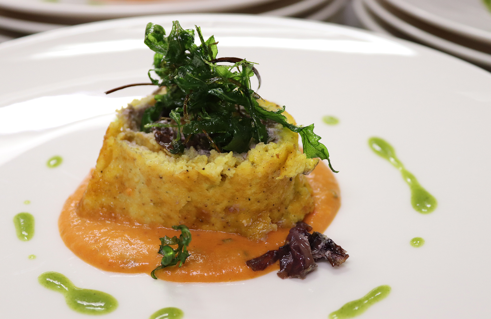 Gourmetgericht der saisonalen Küche der Pension Wiesenrain: Soufflé mit Orangensoße und Kräutern.
