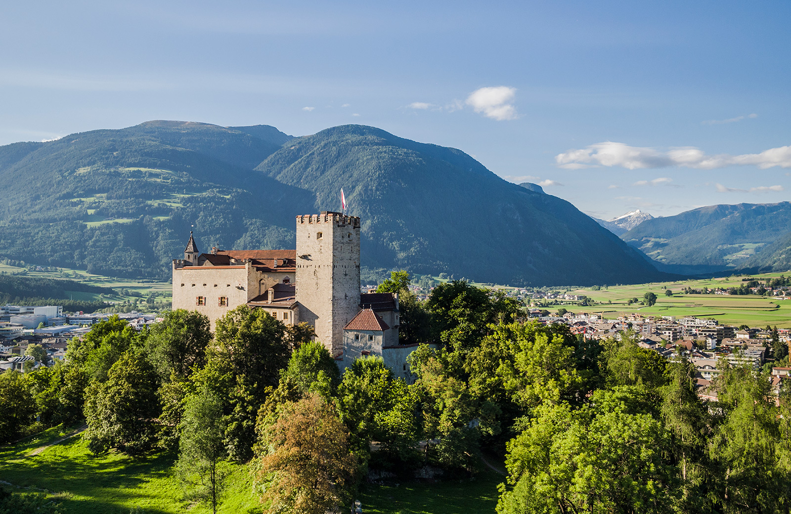 Tiroler Schloss mit den Dolomiten und dem Pustertal im Hintergrund, eines der Ausflugsziele von Meransen aus.